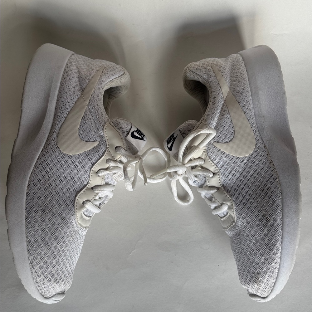 NIKE Tanjun White Running Athletic Sneakers Shoes 8 GUC $75 - Picture 7 of 11